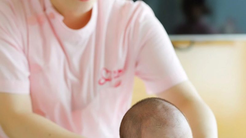 育婴师VS月嫂：新手爸妈的育娃帮手，如何选择更划算？**