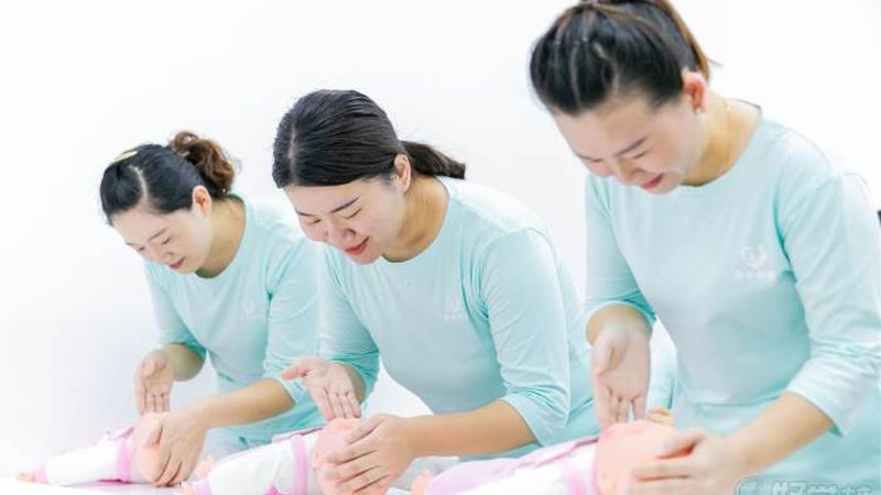 育婴师还是母婴护理师？职业前景如何分析？**
